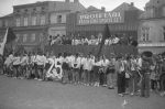 Pionýři na oslavách 1. máje před tribunou na Gottwaldově (dn. Smetanově) náměstí v roce 1974.