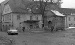 Kaplička sv. Trojice z roku 1696 u výjezdu ze Smetanova náměstí. Zbourána byla v 70. letech 20. stol.