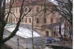 Vlevo suterénní ochranný objekt nad archeologickými nálezy, vpravo montáž ocelového skeletu budoucího vstupního foyer.