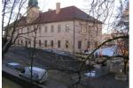 Vlevo suterénní ochranný objekt nad archeologickými nálezy, vpravo střecha budoucího vstupního foyer.
