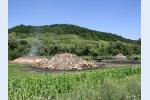 Dohořívající a připravený stojatý milíř. (Maramures)