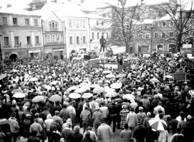 Na náměstí se v době konání generální stávky shromáždilo asi 2500–3000 lidí.
