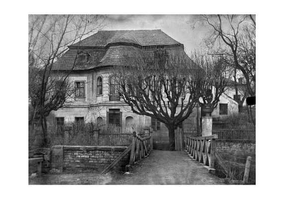 Čelní pohled na Karlov – bývalý letohrádek, v této době restaurace s divadelním sálem. Na jeho místě dnes stojí Smetanův dům. 1903.