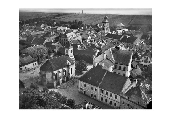 Pohled z věže piaristického kostela. Na Toulovcově náměstí v té době již opuštěná budova masných krámů. 1903.