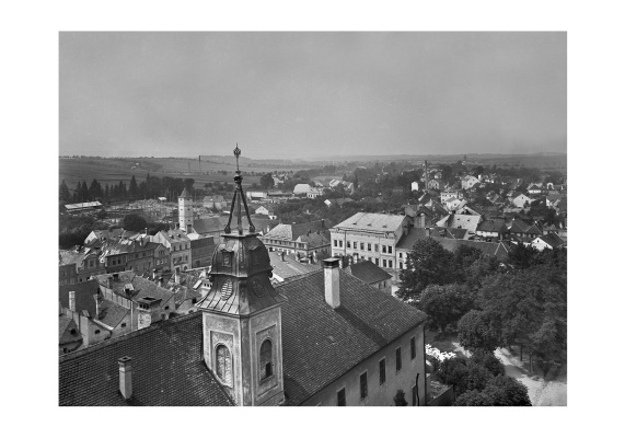 Pohled z věže piaristického kostela. Na místě dnešní pedagogické školy stojí panský mlýn, za ním vyrůstá Smetanův dům. 1903.