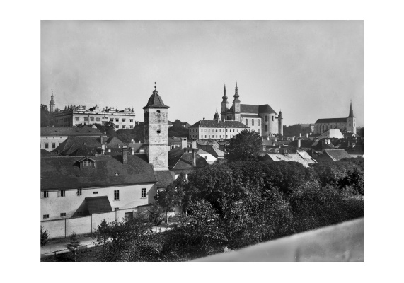 Pohled z lešení Smetanova domu. V popředí panský mlýn. Zámek s bílou omítkou zakrývající renesanční sgrafita. 1903.