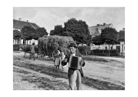 Harmonikář na dnešním Jiráskově náměstí na Záhradí. 1904.
