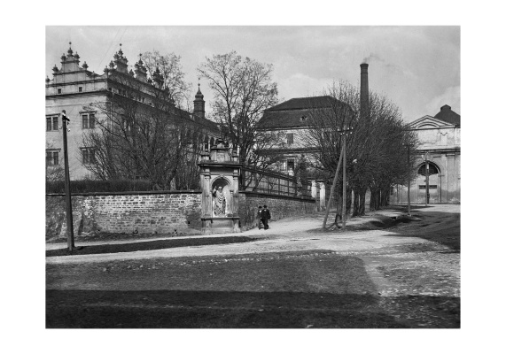 Zámek ještě s bílou omítkou zakrývající renesanční sgrafita. Zámecký pivovar s komínem. 1907.