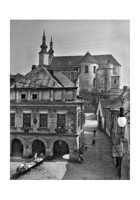 Pohled dnešní ulicí M. D. Rettigové na piaristický kostel. Na začátku Toulovcova náměstí vrata do masných krámů. 1911.