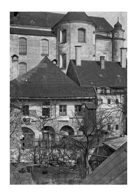 Zadní části domů pod piaristickým kostelem v ulici B. Němcové. 1913.