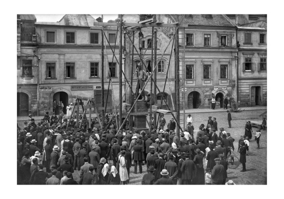 Vztyčování pomníku Bedřicha Smetany na náměstí. 1923.