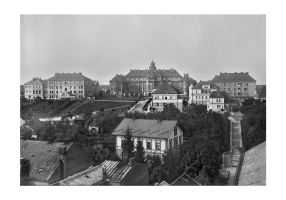 Pohled z věže radnice na Novou čtvrť s novou budovou gymnázia. 1927.