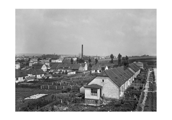 Husova čtvrť, za ní komín městské cihelny. 1932.